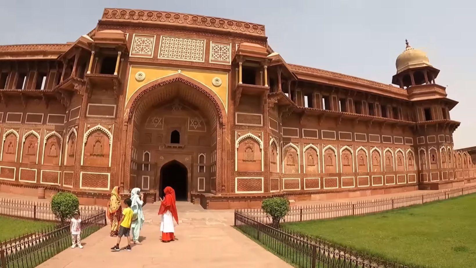Agra Fort History, Timings, Ticket Price, Agra Fort to Taj Mahal Distance!